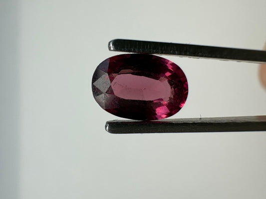 1.245 Garnet Dark Pink Oval