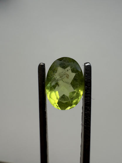0.930 Peridot Oval