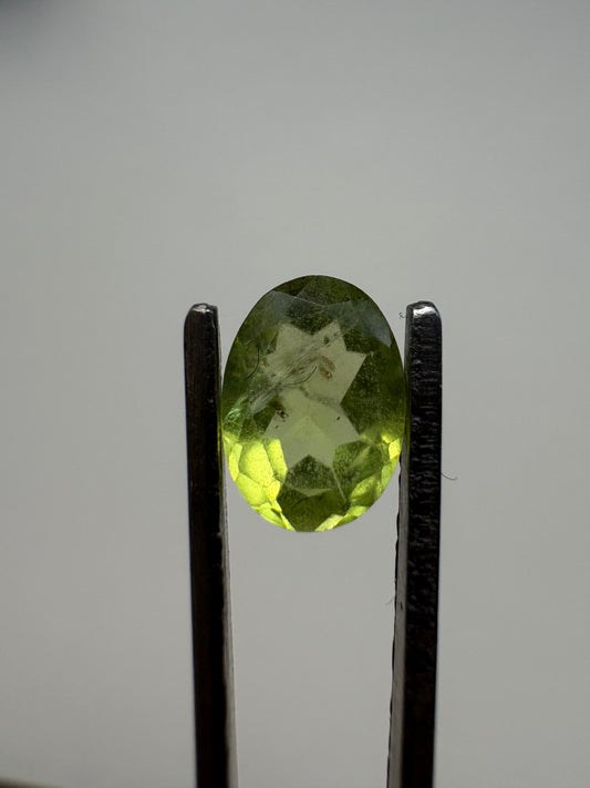 0.930 Peridot Oval